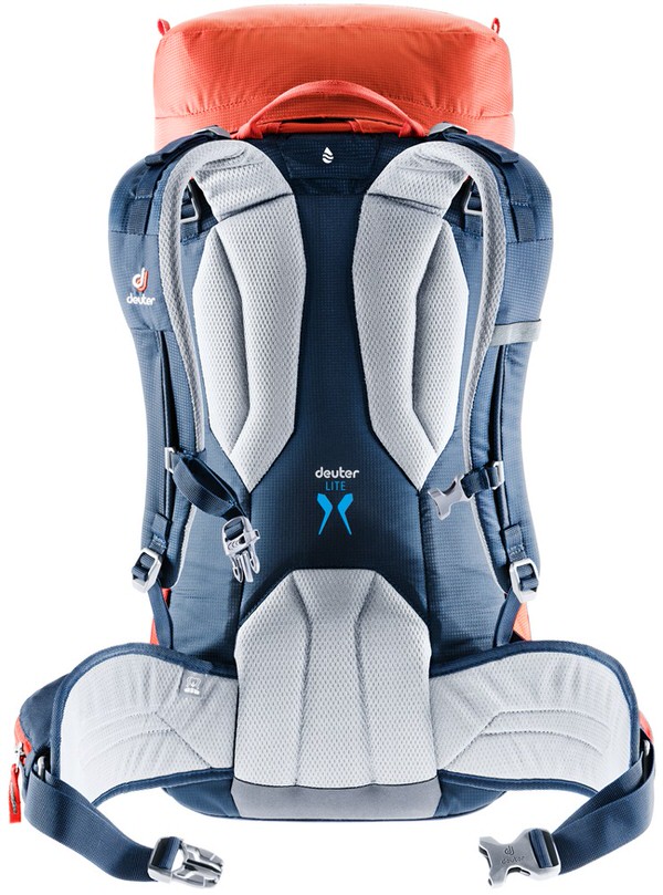 Nahaufnahme des Deuter Guide Lite 30 Rucksacks in Seagreen-Navy, Rückenansicht mit Tragegurten und Hüftgurt.