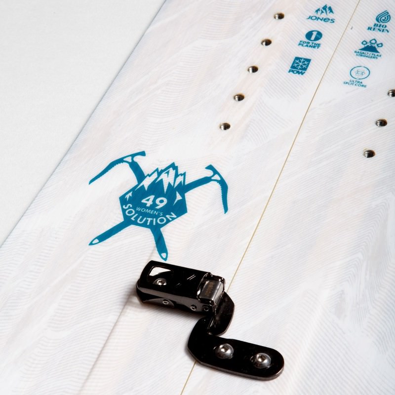 Jones Frauen Splitboard Detail Detailaufnahme des Jones Womens Solution Splitboard mit Logo und Befestigung.