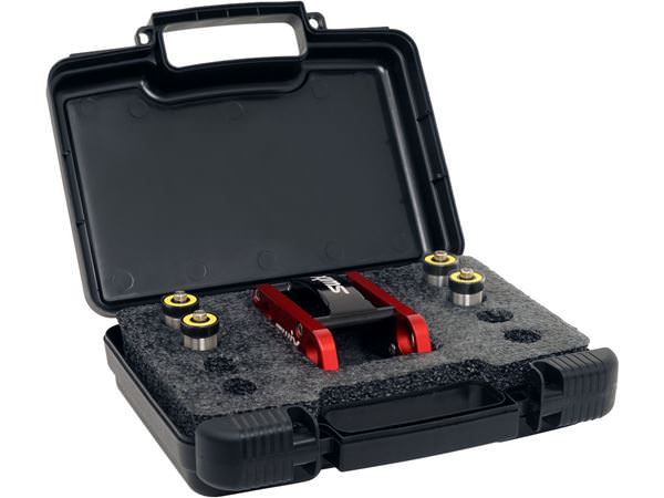 Struktur Tool Set in schwarzem Koffer mit Schaumstoffeinlage und vier Strukturrollen. Das Tool ist rot und schwarz.

