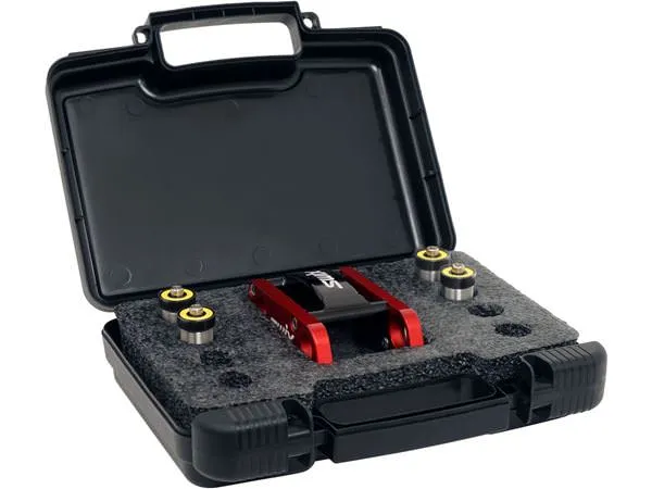 Struktur Tool Set in schwarzem Koffer mit Schaumstoffeinlage und vier Strukturrollen. Das Tool ist rot und schwarz.