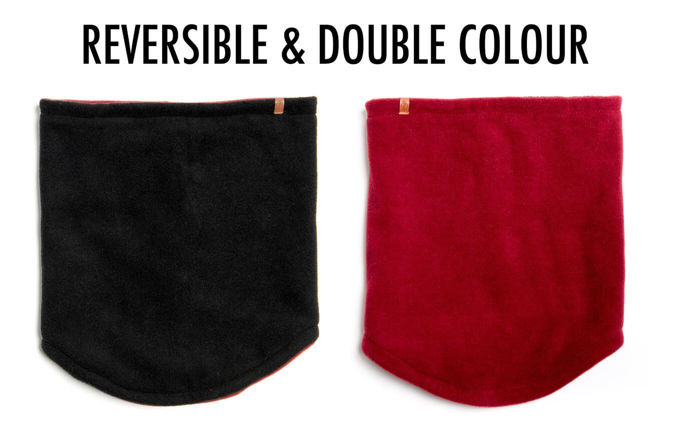 Reversibler, schwarzer und roter Neckwarmer aus Fleece mit Logo-Patch. "REVERSIBLE & DOUBLE COLOUR" als Text im oberen Bereich des Bildes.