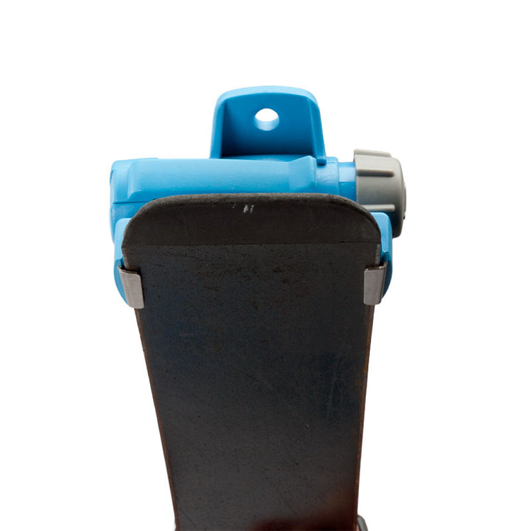 Der blaue Hookease Ski Trainer ist hinten am schwarzen Kinderski montiert. Das hellblaue Kunststoffgerät umschließt die Skispitze und ist mit Metallklammern befestigt. Öse und graues Bedienelement sind sichtbar.