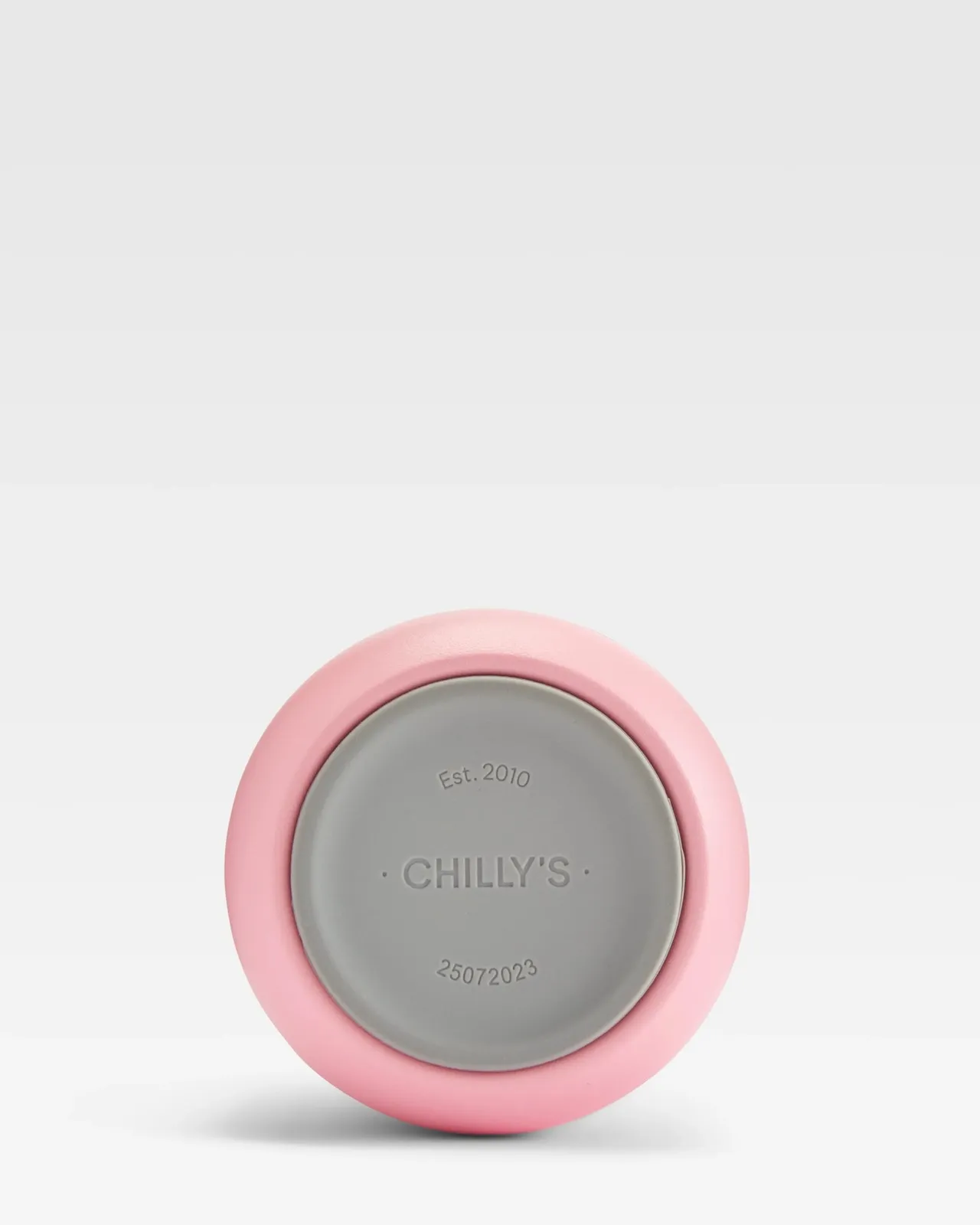 Primo piano della base di una bottiglia Chillys Series 2 Flip in Ombre Sundown con scritte.