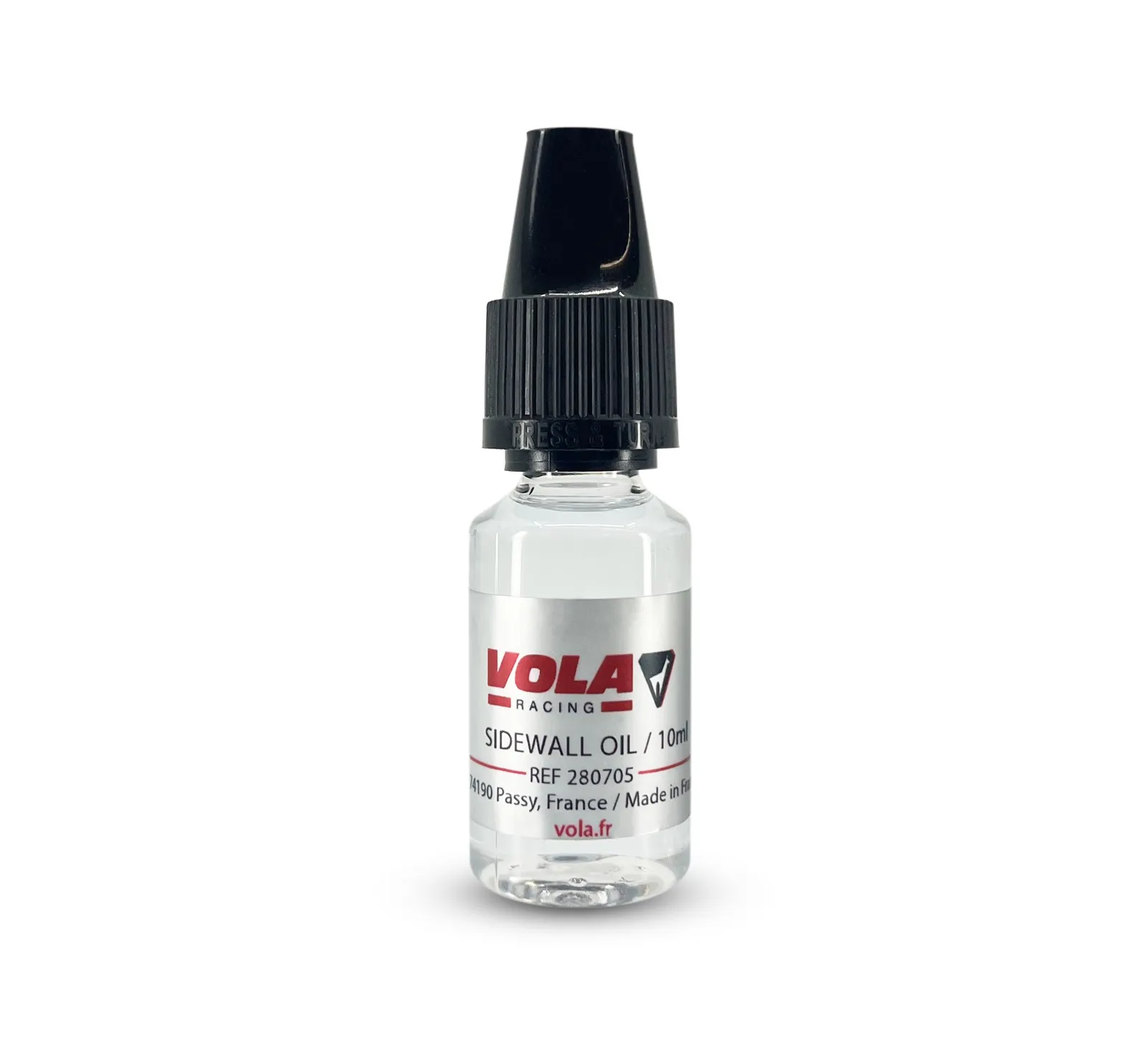 Piccola bottiglia d'olio trasparente con punta di erogazione nera ed etichetta Vola Racing. L'etichetta è di colore argento con accenti rossi.