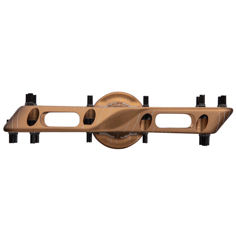 Draufsicht auf goldenes Race Face Atlas V2 Pedal mit schwarzen Pins und Aussparungen.