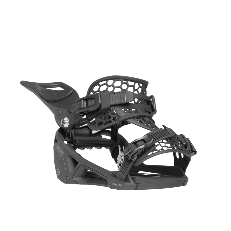 Dunkelgraue Snowboardbindung mit filigranen, wabenförmigen Elementen. Der Text "Supermatic" ist lesbar.