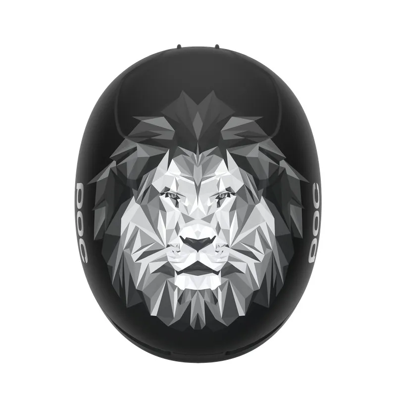 Casque POC Obex Pure noir avec un design abstrait de tête de lion gris sur l'avant.