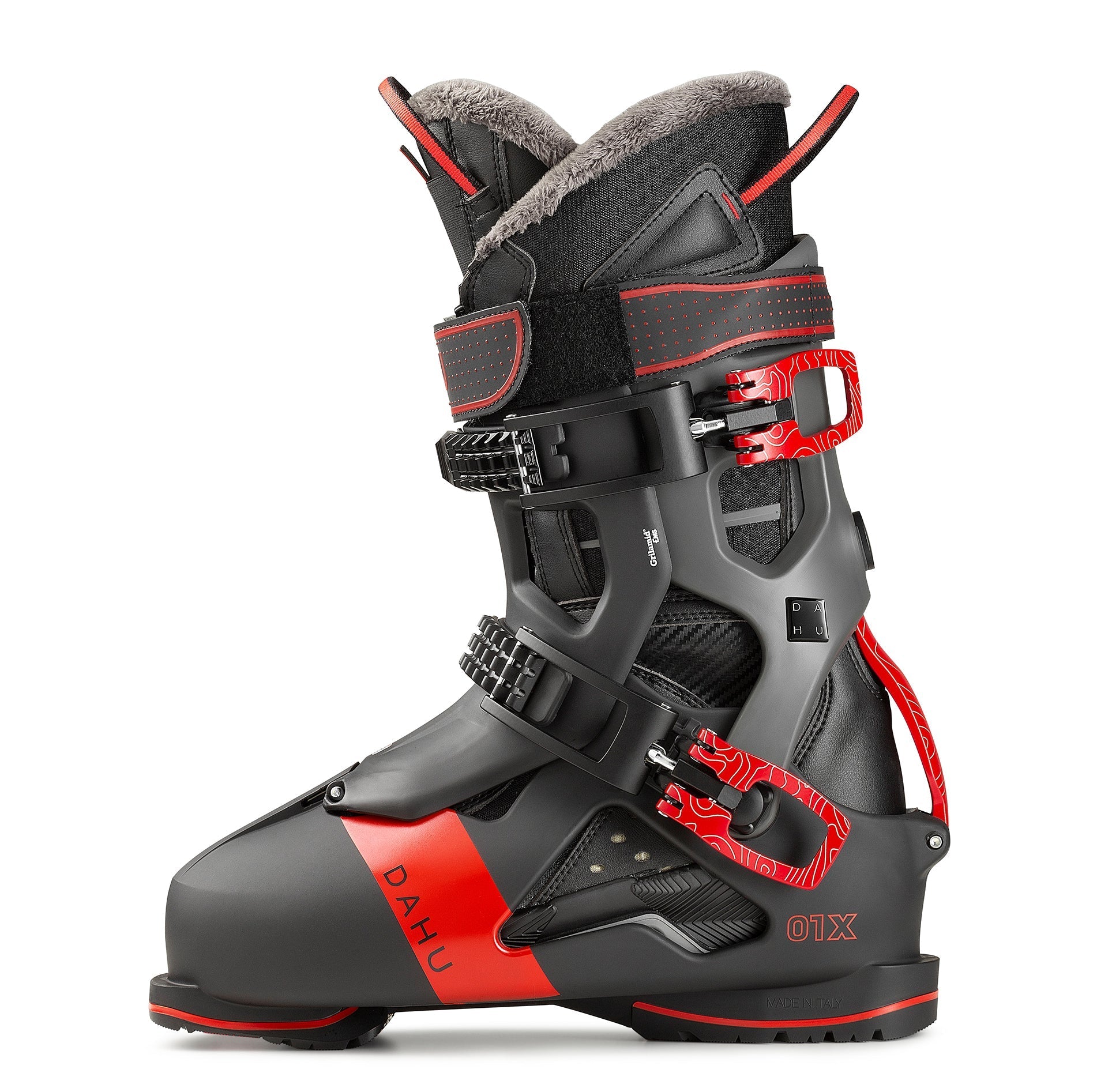 Schwarzer Dahu Ecorce 01X Skischuh mit roten Akzenten, seitliche Ansicht mit Schnallen und Innenschuh.