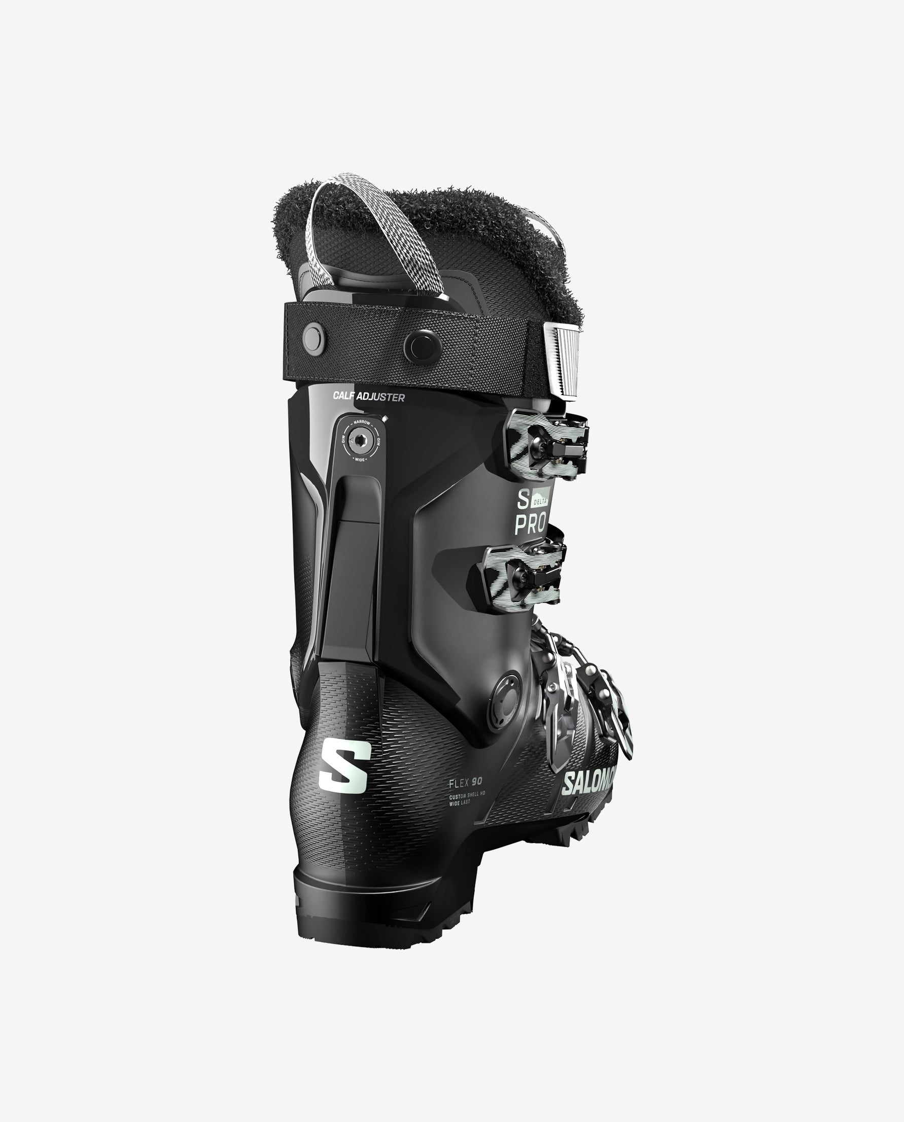 Schwarzer Skischuh, seitliche Ansicht. Einstellbare Schnallen und gepolsterter Innenschuh sind sichtbar. Herstellerlogo an Seite des Schuhs.