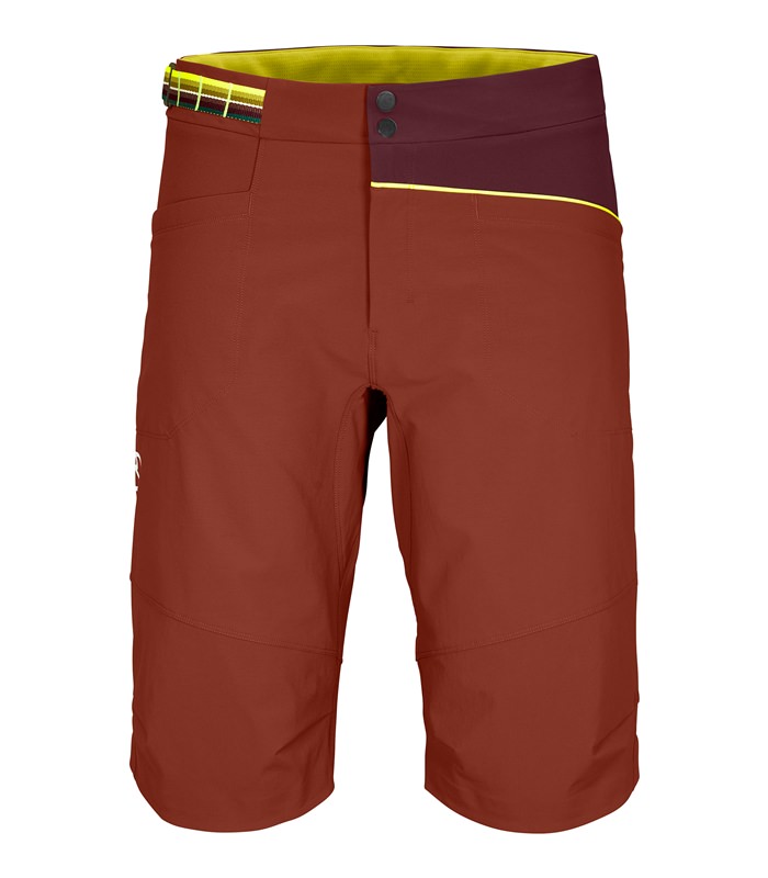 Freigestellte, orange-braune Ortovox Pala Shorts für Herren, kurze Hose mit Taschen, Knopfleiste und farbigen Details.