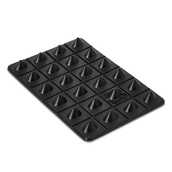 Schwarzes, rechteckiges Snowboard-Stomp Pad mit 30 aggressiven, kegelförmigen Spikes im Gittermuster. Das Crab Grab Shark Teeth Pad bietet maximalen Halt und Traktion für sicheren Stand, ideal für Liftfahrten und One-Foot.