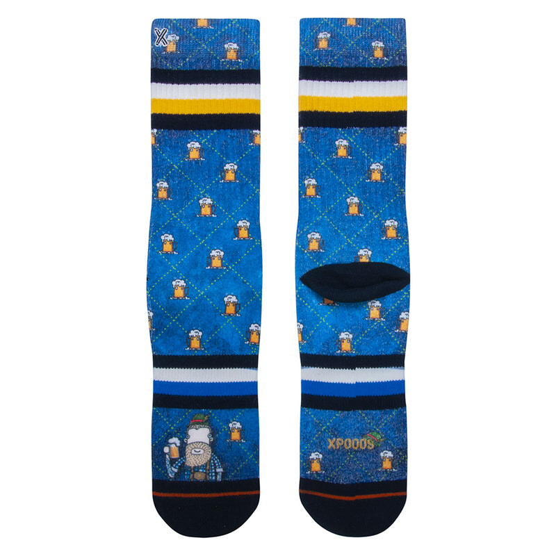 Blaue XPOOOS Socken mit Bierkrug-Muster und Luke-Motiv. Streifen in Weiß, Gelb und Blau am Bündchen.