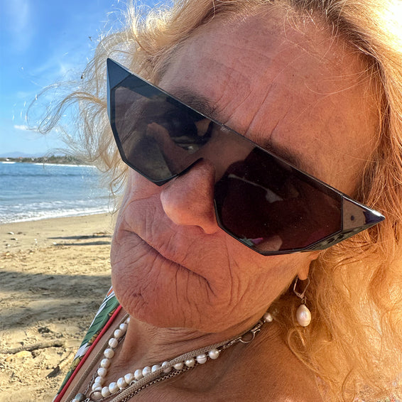 Nahaufnahme einer Frau mit Sonnenbrille Onyx am Strand.