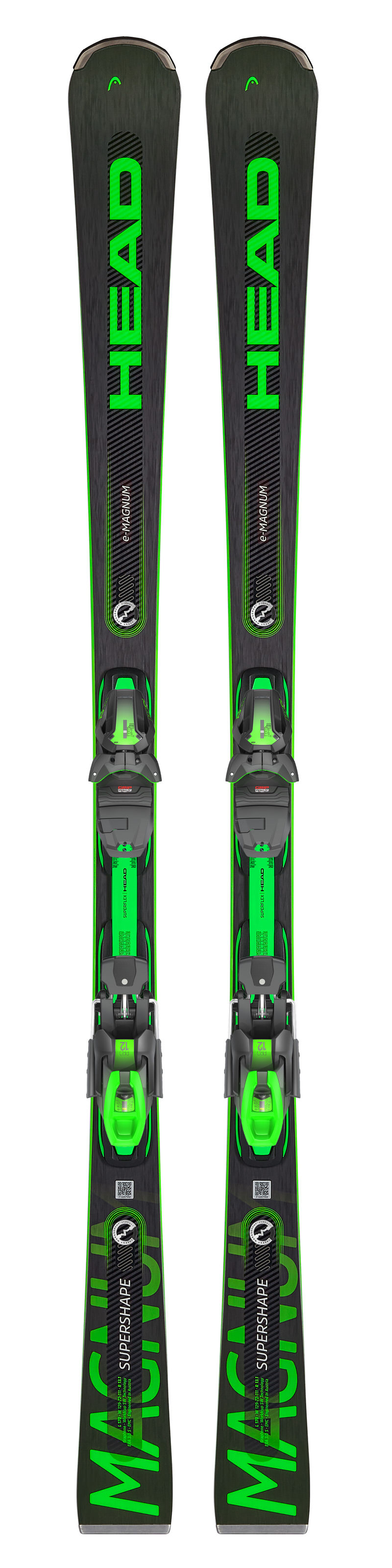 Zwei Head Ski Supershape e-Magnum 2024 mit Bindung. Die Ski sind schwarz mit grünen Akzenten und Schriftzügen.