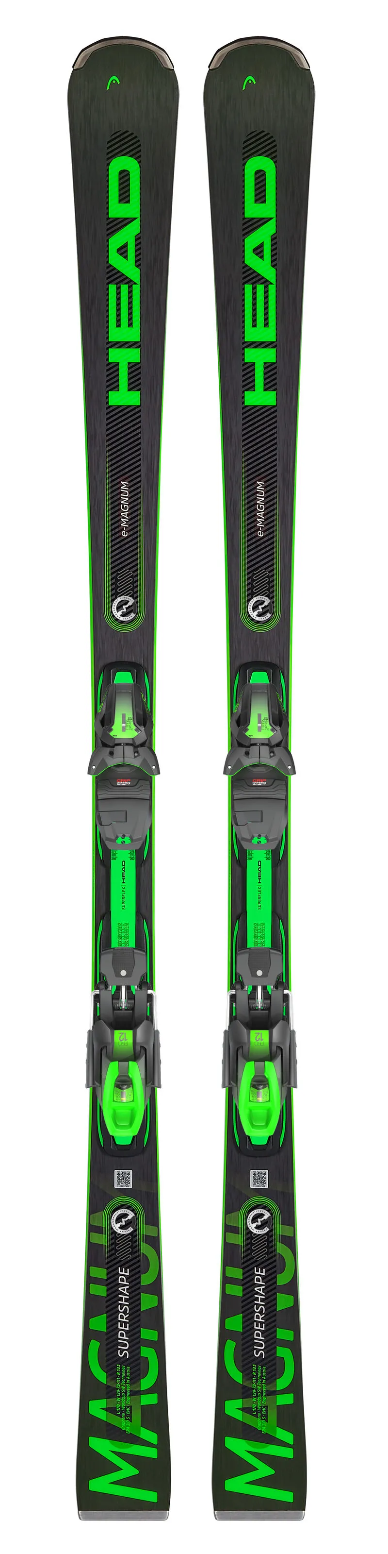 Deux Head Ski Supershape e-Magnum 2024 avec fixations. Les skis sont noirs avec des accents et des inscriptions vertes.