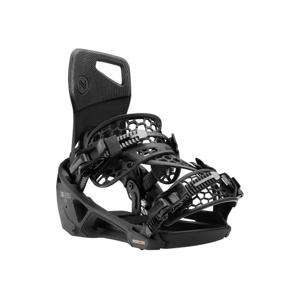 Attacco da snowboard nero con schienale alto e cinghie regolabili su sfondo bianco.