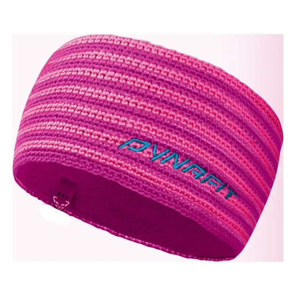 Handgestricktes Stirnband in Pinktönen mit blauem Dynafit-Schriftzug.
