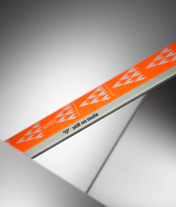 Vue détaillée du ski Black Crows Mirus Cor avec motif orange et inscription "still on mute".