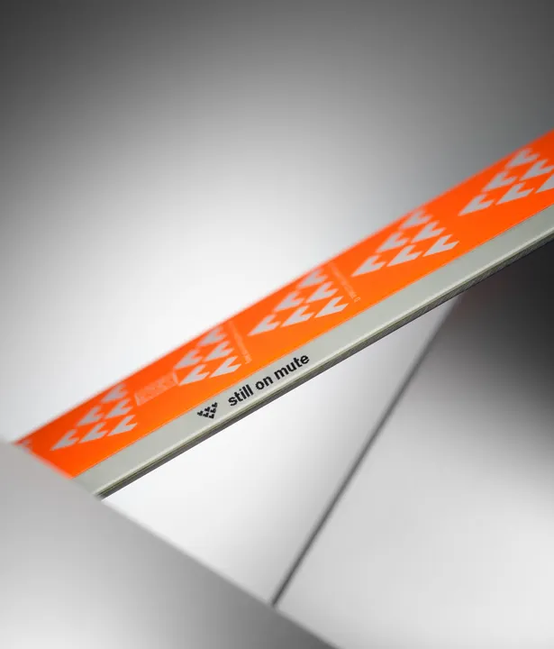 Vue détaillée du ski Black Crows Mirus Cor avec motif orange et inscription "still on mute".