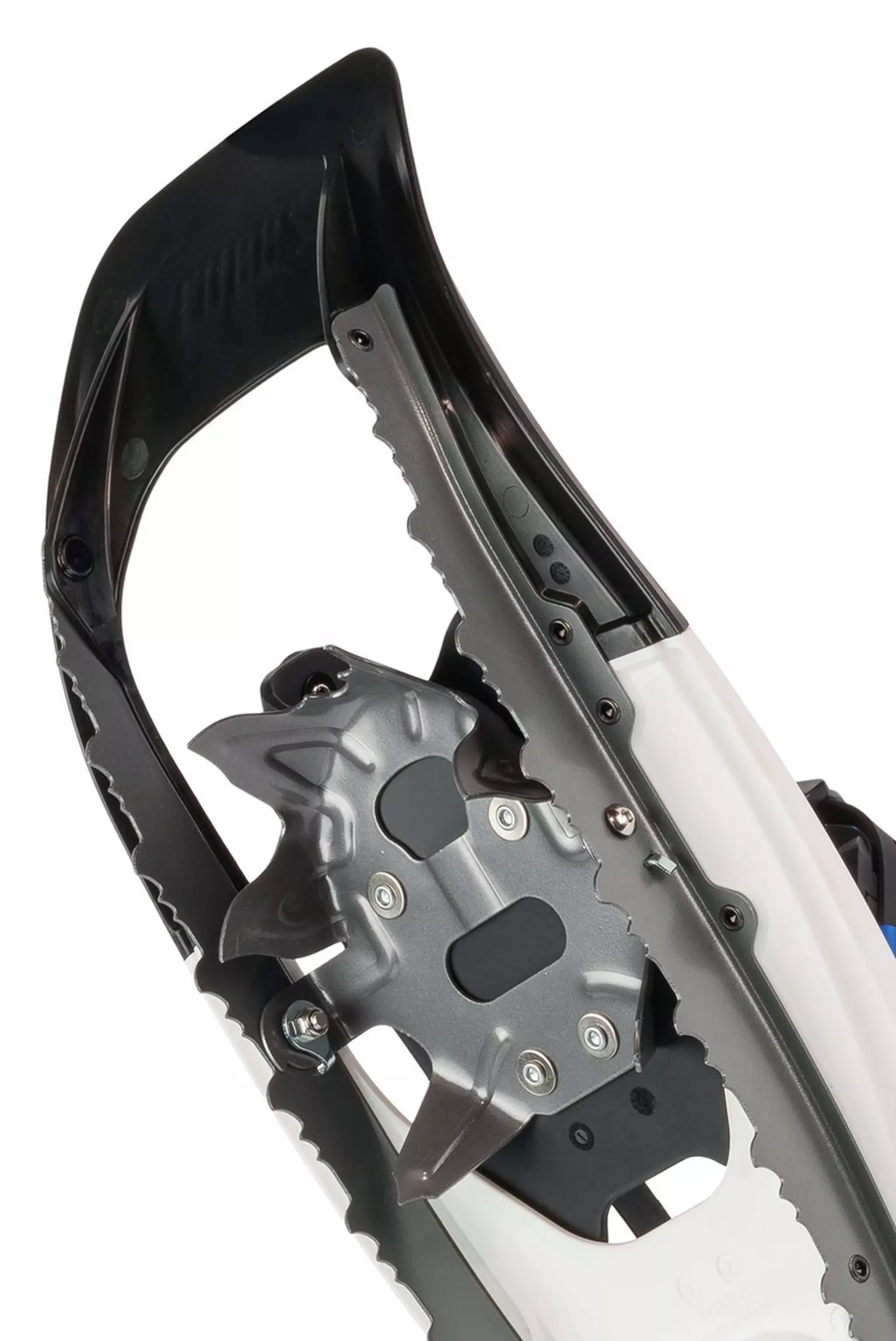 Photo de détail Tubbs Flex Alp 25 Vue détaillée d'une raquette à neige Tubbs Flex Alp 25. Focus sur les crampons, la fixation ActiveFit 2.0 et les pointes. Couleurs : Blanc, bleu et gris.