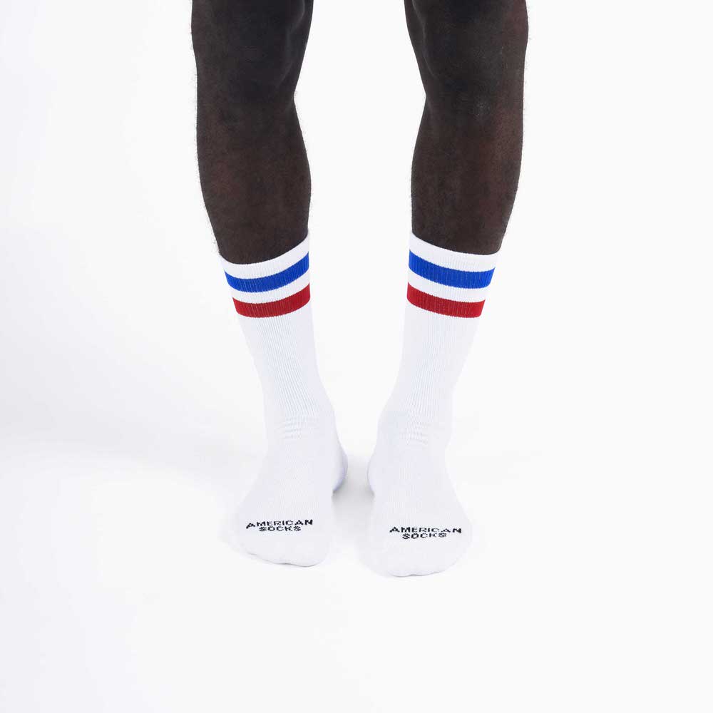 Weiße Mid High Socken Weisse Mid High Socken mit rotem und blauem Streifen getragen von einer Person.