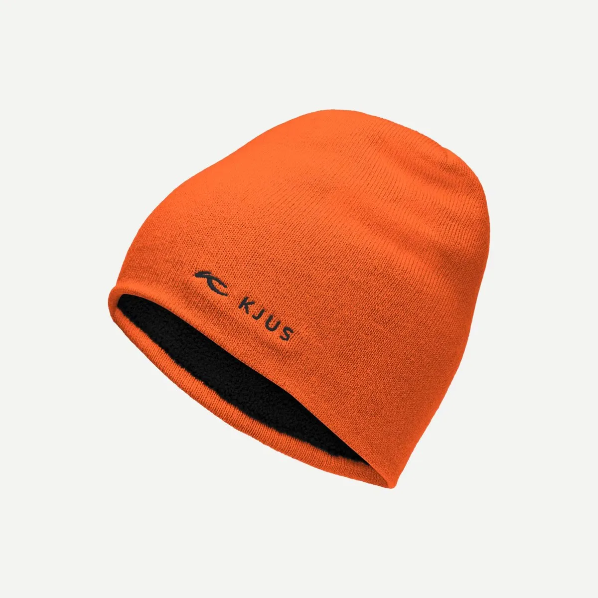 Orangefarbene Strickmütze mit schwarzem Innenfutter und dem Schriftzug "KJUS" in Dunkelblau links.