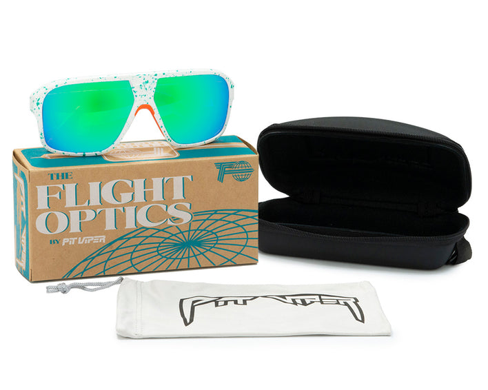 Die South Beach Flight Optics mit Zubehör: Brillenetui, Schutzbeutel und Verpackung. Die Brille hat grüne Gläser.