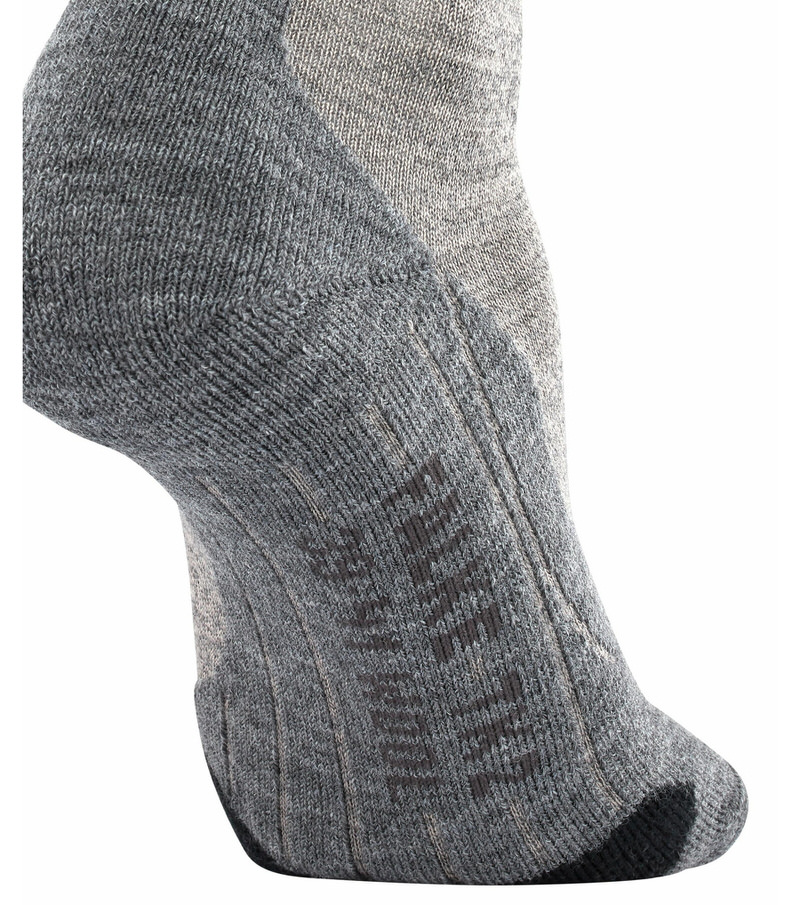 Detailaufnahme einer grauen TK2 Wool Herren Trekking Socke am Fuß, mit Rippenstruktur und Schriftzug.