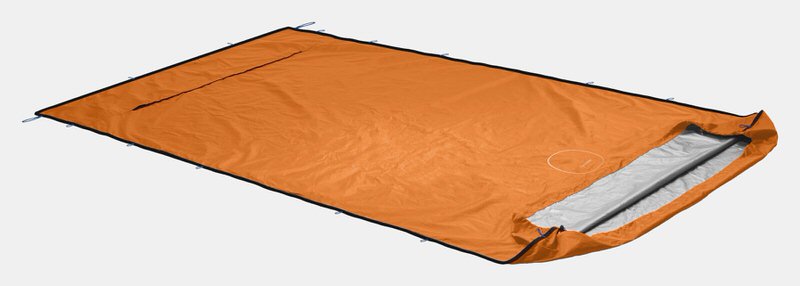Orangefarbener, rechteckiger Ortovox Bivy Pro Biwaksack, ausgebreitet mit silberner Innenbeschichtung.