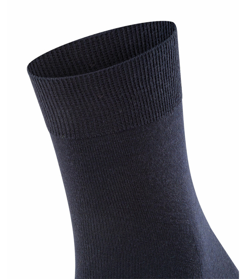 Calzino da uomo blu scuro Primo piano di un calzino da uomo blu scuro con polsini a coste.
