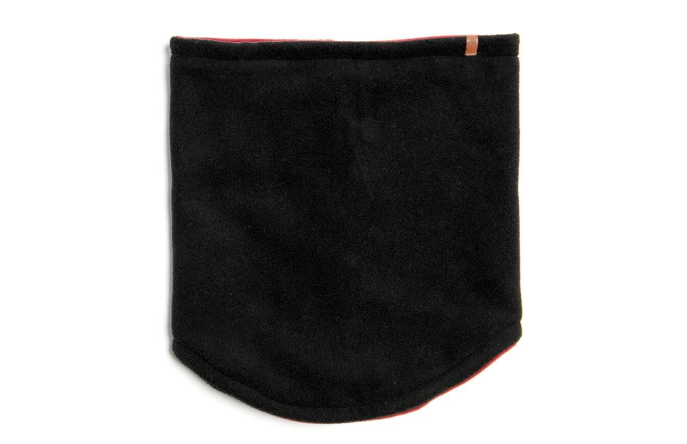 Schwarzer, wendbarer Fleece-Neckwarmer, Innenseite rot, mit Logo-Patch auf der Vorderseite, freigestellt auf weißem Hintergrund.