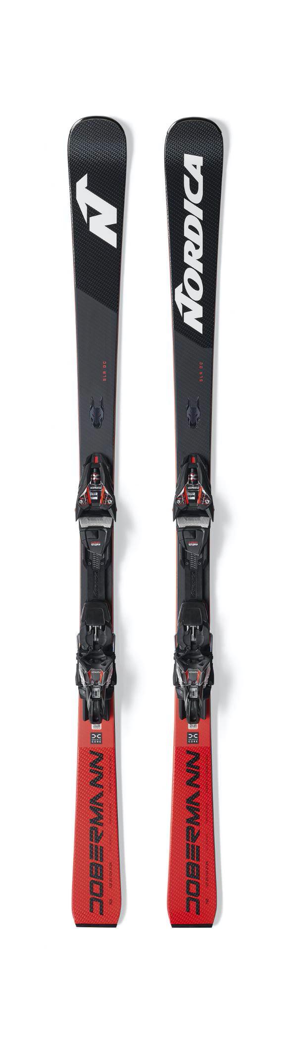 Zwei Nordica Dobermann SLR DC Ski, von oben fotografiert, mit XCELL 14 FDT Bindung, schwarz, weißer Schriftzug, roter Skispitze.