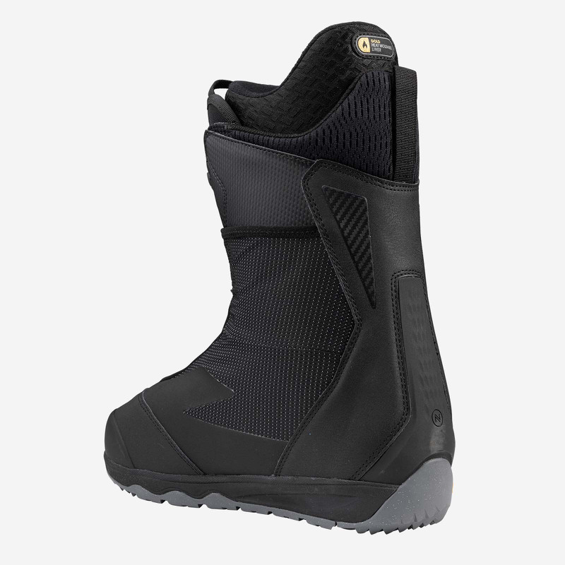 Schwarzer Nidecker Snowboard-Boot Schwarzer Nidecker Index Snowboard-Boot, Seitenansicht. Der Boot hat einen asymmetrischen Schaft und eine graue Sohle.