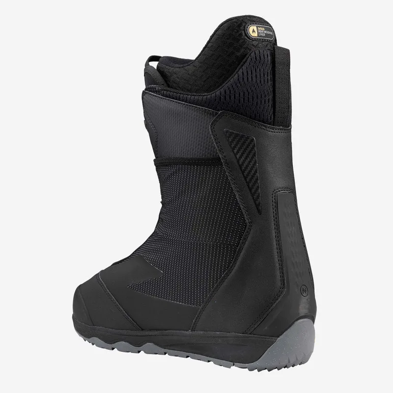 Schwarzer Nidecker Index Snowboard-Boot, Seitenansicht. Der Boot hat einen asymmetrischen Schaft und eine graue Sohle.