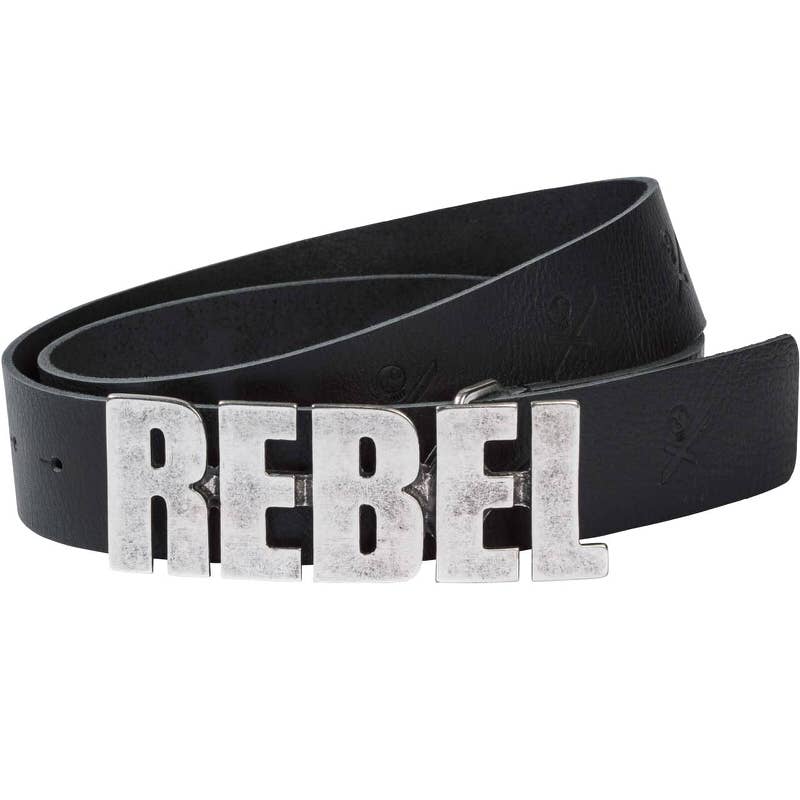 Schwarzer Ledergürtel mit großer, silberfarbener "REBEL"-Schnalle.