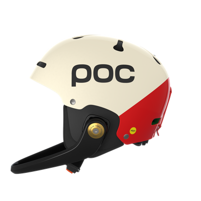 Cremefarbener Skihelm mit rotem Akzent, schwarzem Kinnriemen und POC-Logo, isoliert auf Weiß.