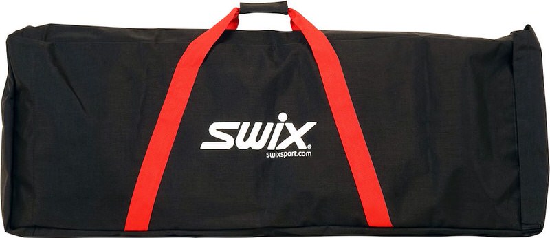 Schwarze SWIX Tasche mit roten Tragegurten und weißem SWIX Logo. Die Tasche ist rechteckig und liegt flach.