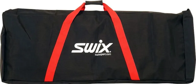 Schwarze SWIX Tasche mit roten Tragegurten und weißem SWIX Logo. Die Tasche ist rechteckig und liegt flach.