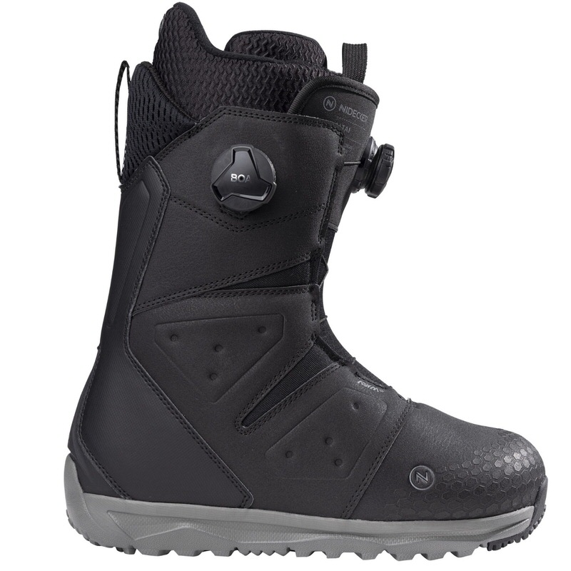 Schwarzer Nidecker Snowboardboot Schwarzer Nidecker Altai Snowboardboot mit Drehverschlüssen und grauer Sohle von der Seite.