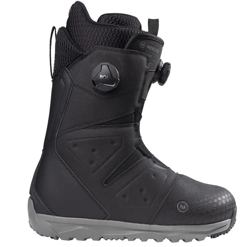 Botte de snowboard noire Nidecker Altai avec fermetures tournantes et semelle grise de côté.