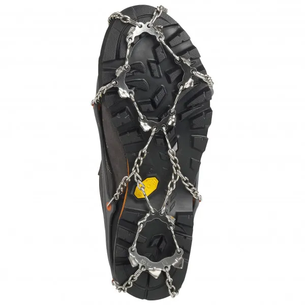 Scarpa con ramponi Ice Master Light dal basso, catene e punte sono visibili.