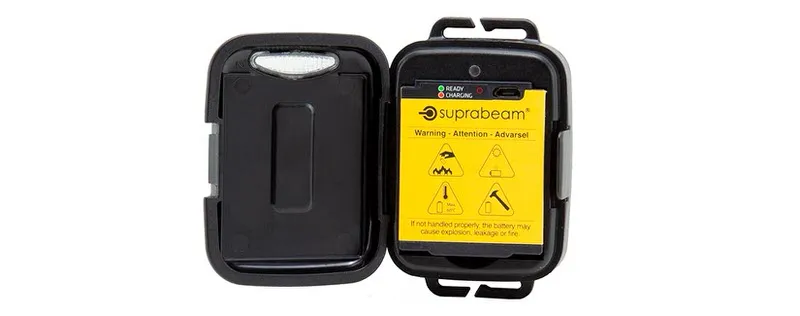 Pacco batteria aperto del Suprabeam V3 pro r, batteria gialla con avvertenze.