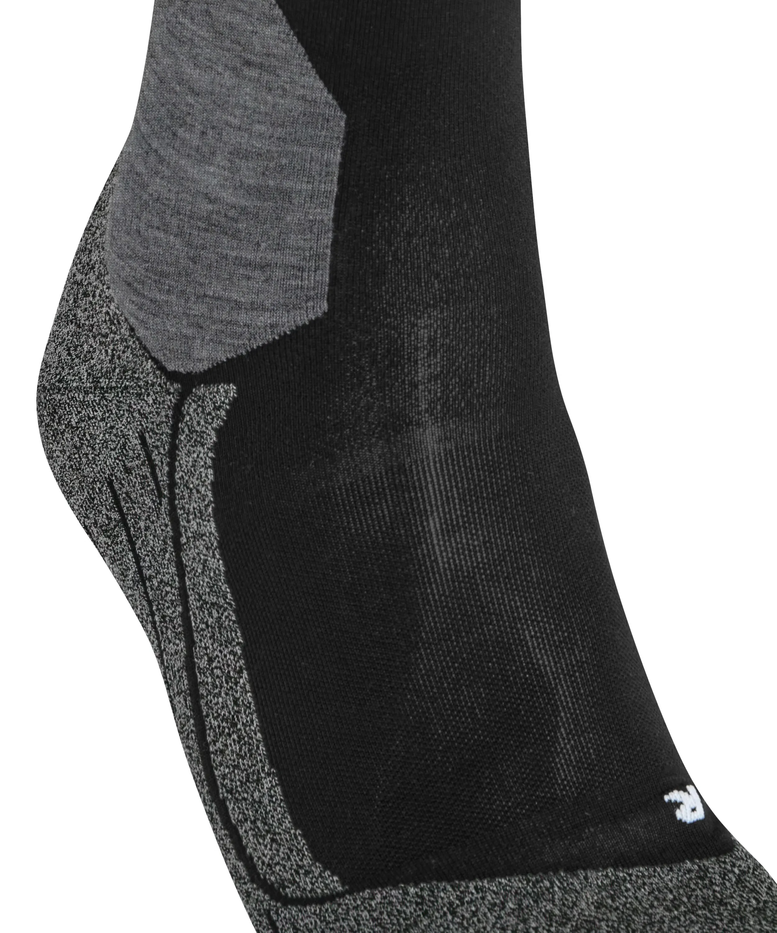 Detailansicht einer schwarzen Sportsocke mit grauen Texturbereichen an Ferse und Knöchel als Kontrast zum schwarzen Stoff. Die grauen Partien haben ein gesprenkeltes Muster, das Material eine feine Rippenstruktur. Weißes R-Logo unten.