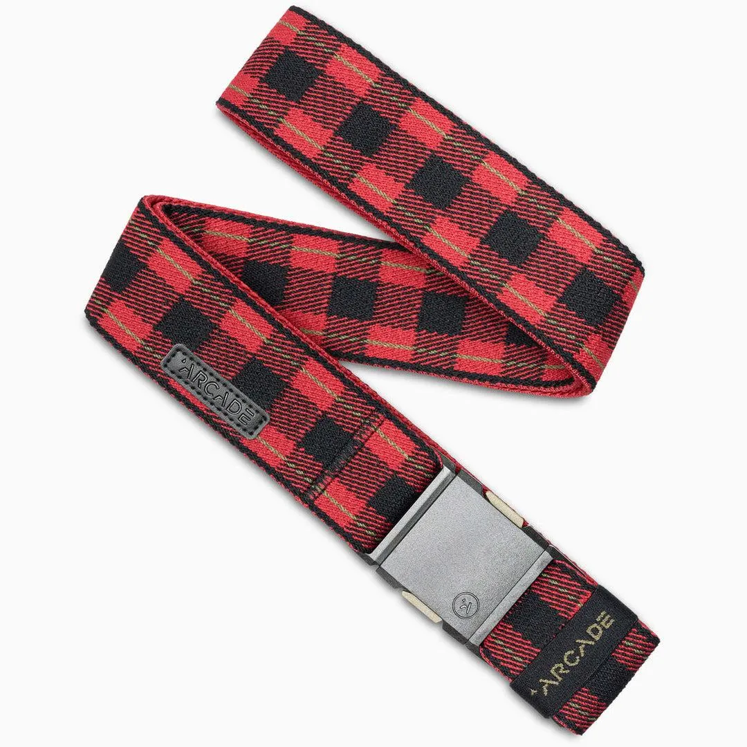 Ceinture rouge Arcade Plaid avec motif à carreaux noir et boucle métallique sur fond blanc.