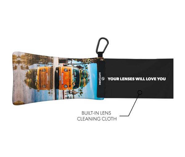 Happy Camper Sunnysoc: Brillenputztuch mit Karabiner, Motiv VW-Busse, Slogan: "Your lenses will love you".