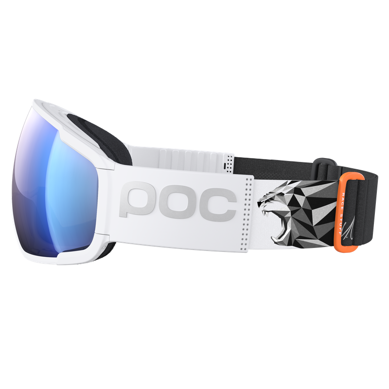 Weiße Skibrille mit blauer Linse, "POC" Logo und geometrischem Tigerkopf am schwarzen Band.