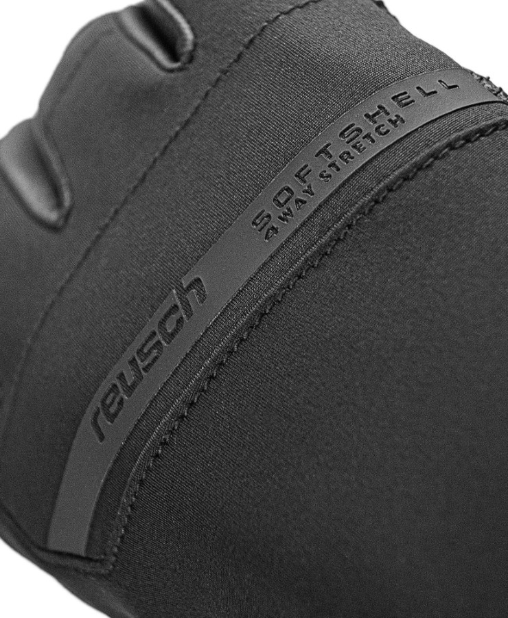 Schwarzer Reusch Softshell Handschuh Detailaufnahme eines schwarzen Reusch Softshell Handschuhs mit Aufdruck "Softshell 4 way stretch".