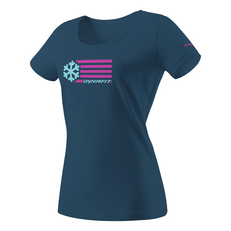 Petrolfarbenes Dynafit Damen T-Shirt mit Grafik einer stilisierten Flagge mit Schneeflocke und pinken Streifen.