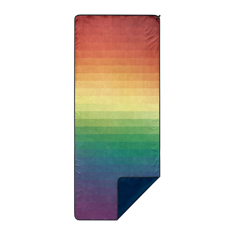 Längliches Rumpl Shammy Handtuch mit Regenbogenfarbverlauf von rot nach blau.