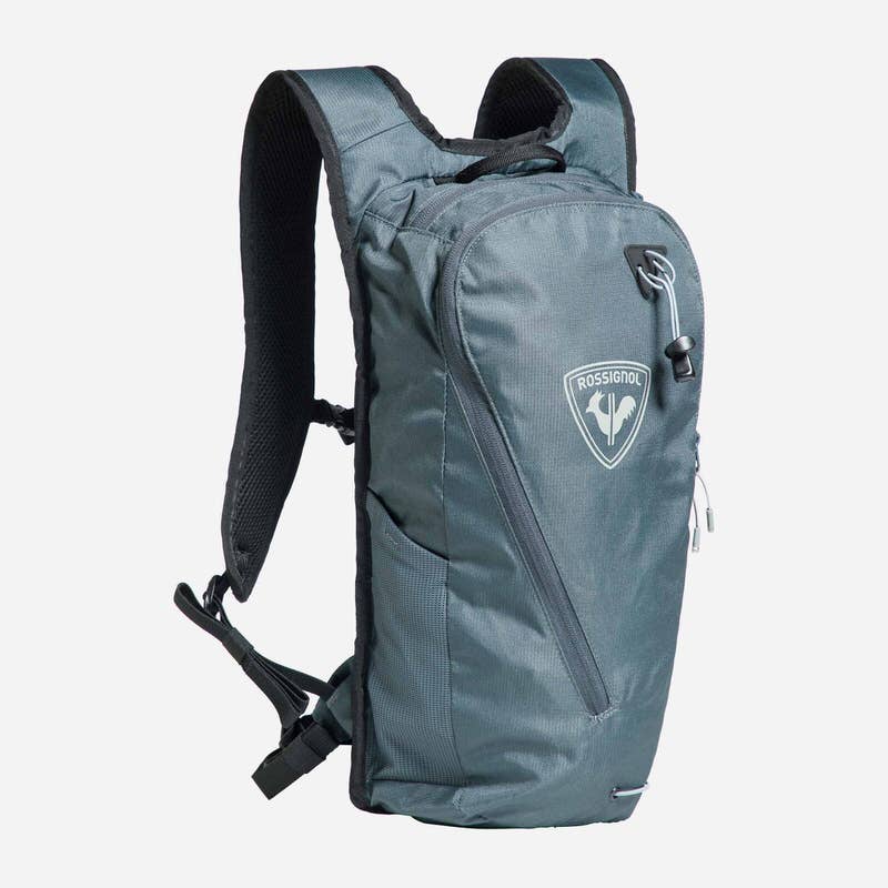 Grauer Rossignol Escaper Active 8L Trinkrucksack, Frontansicht, mit Logo und Reissverschlüssen.